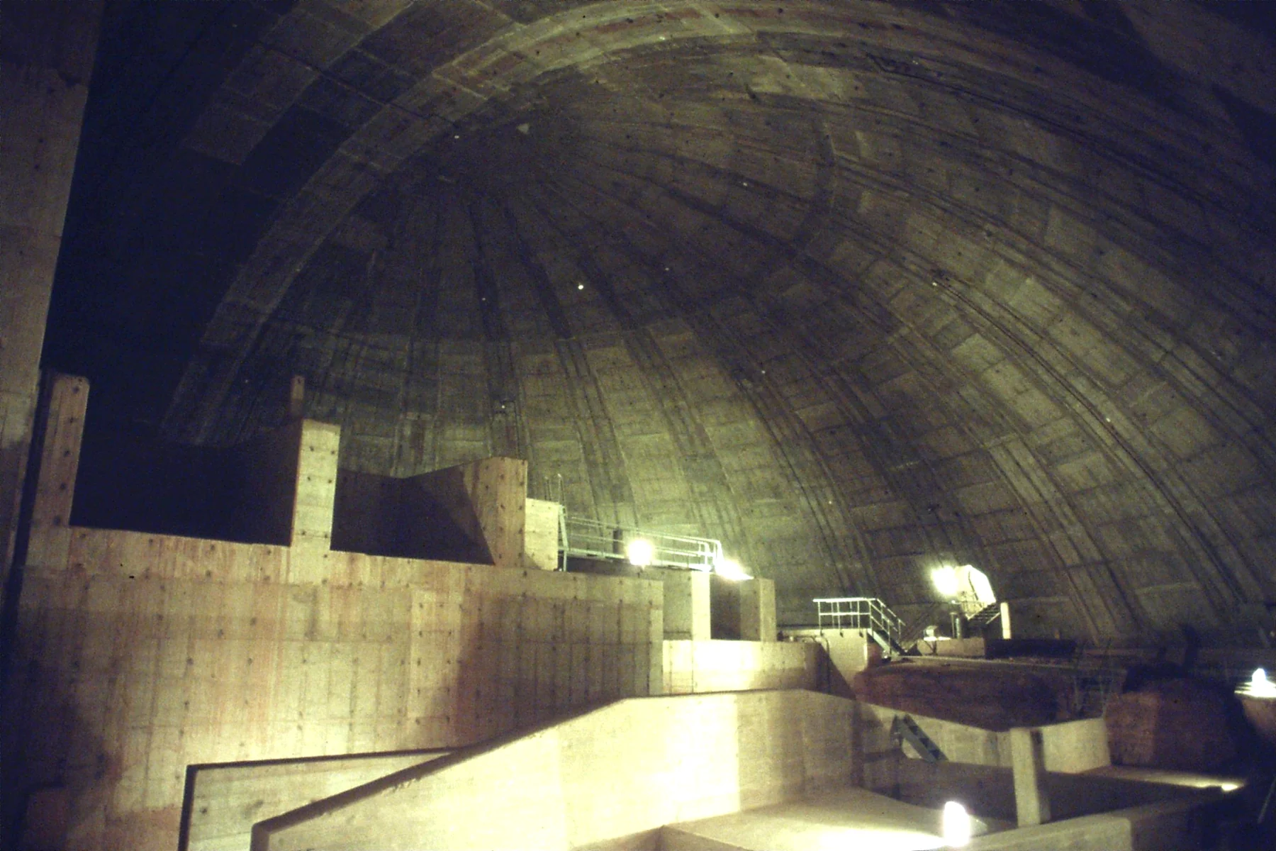 În interiorul cupolei din beton a Templului cel Mare, în 1982.