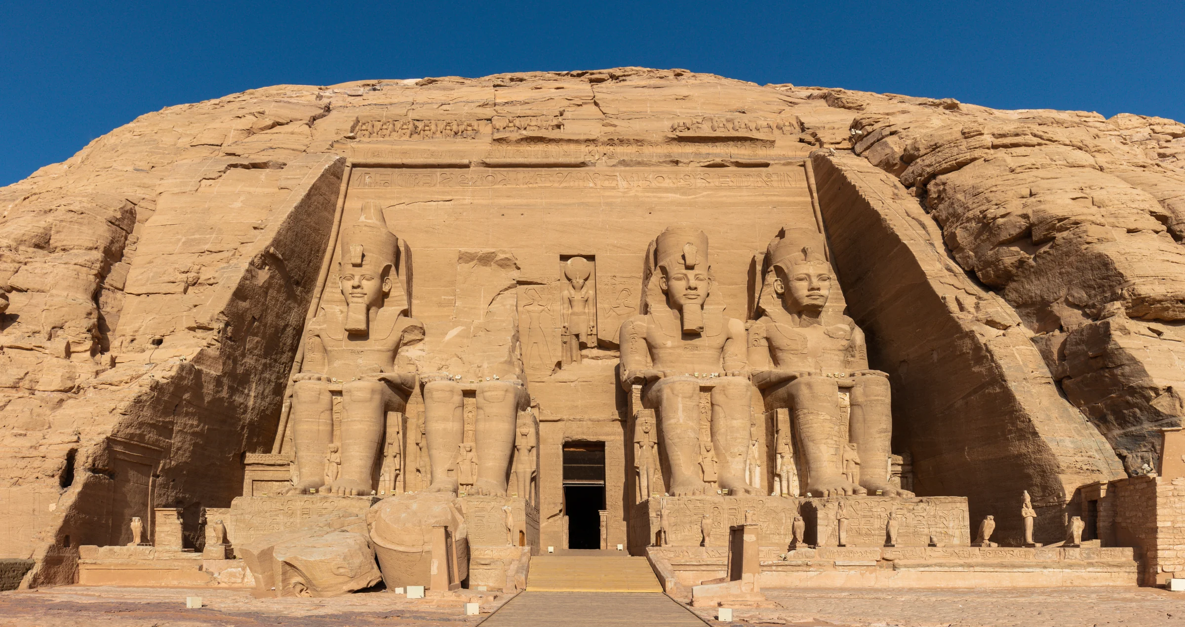 Templul cel Mare astăzi, cu cei patru coloși așezați ai lui Ramses al II-lea.