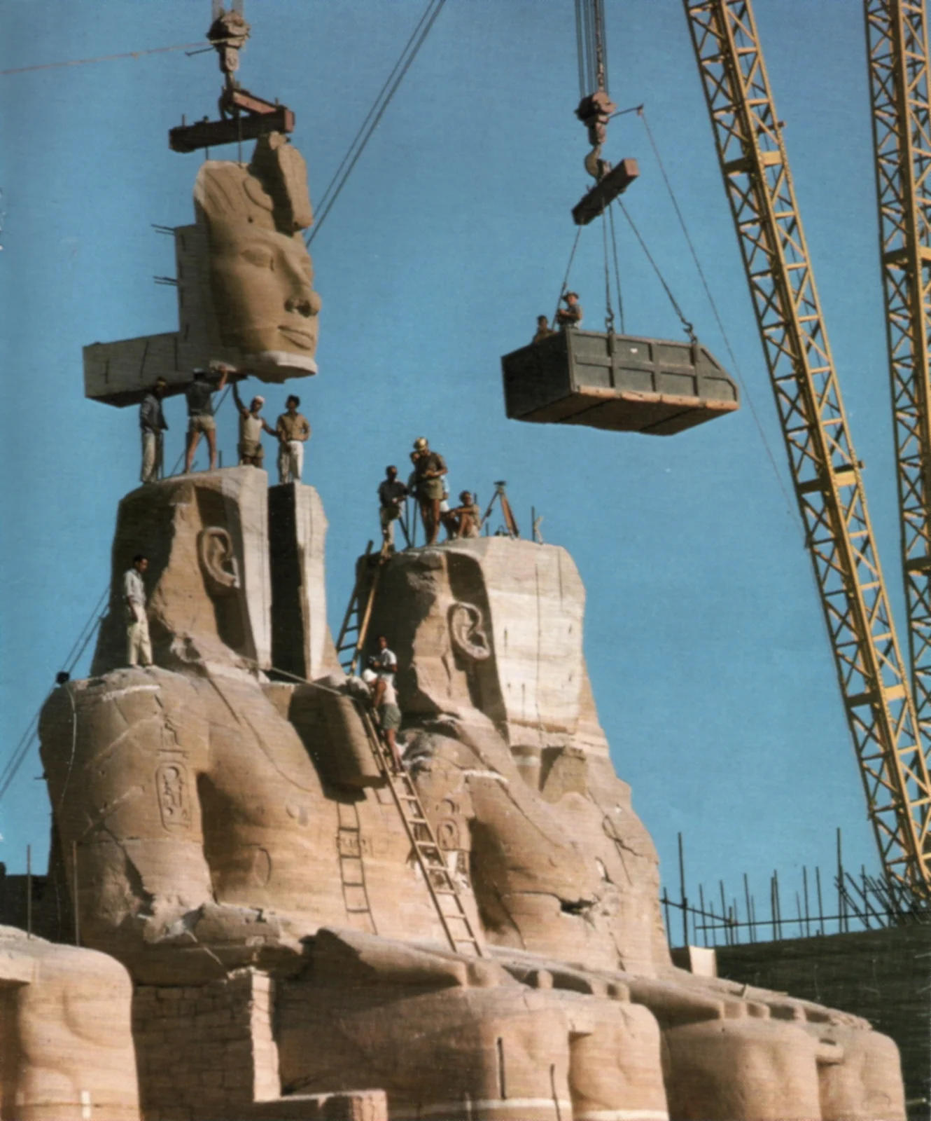Chipul lui Ramses este ridicat la loc, în 1967.