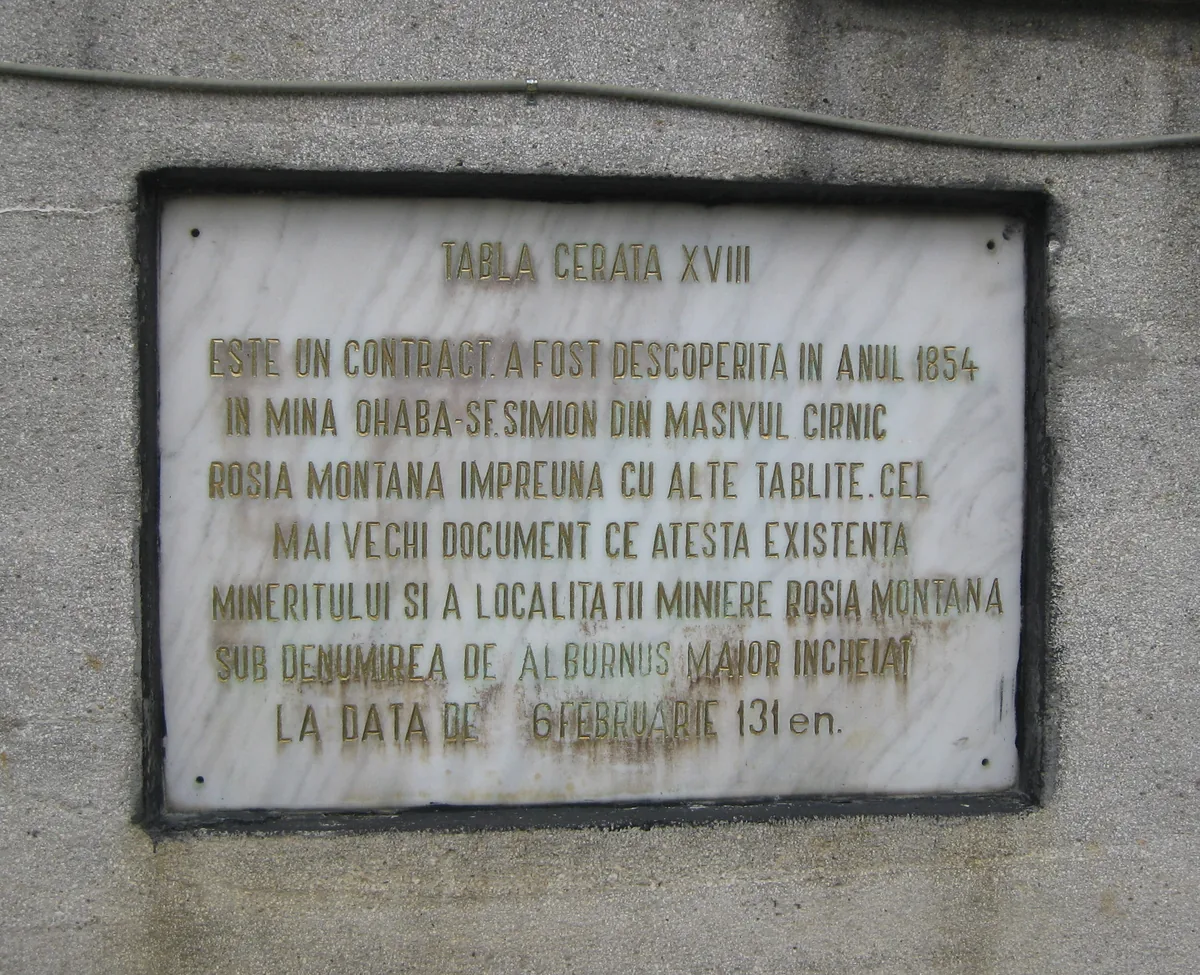 Placa memorială de la Roșia Montană dedicată tăbliței XVIII