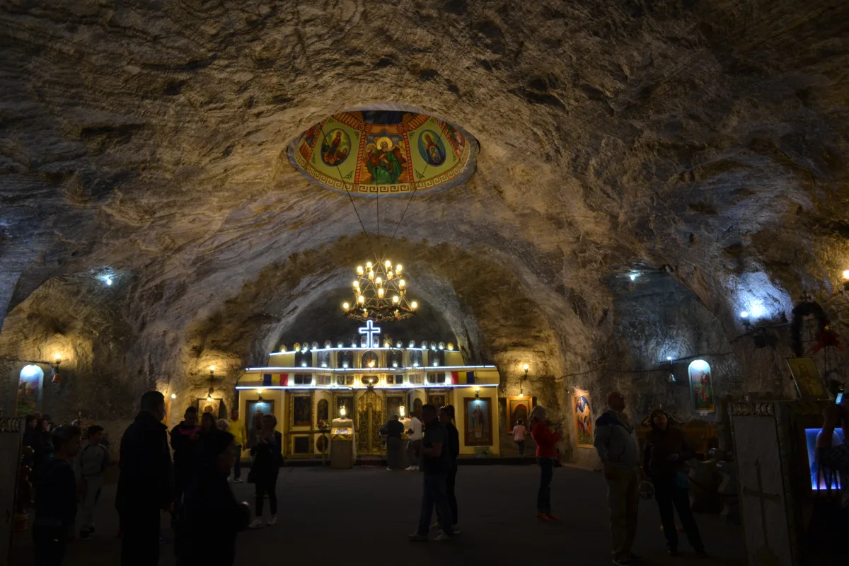 Biserica Sfânta Varvara sculptată în sare la 240 de metri sub pământ