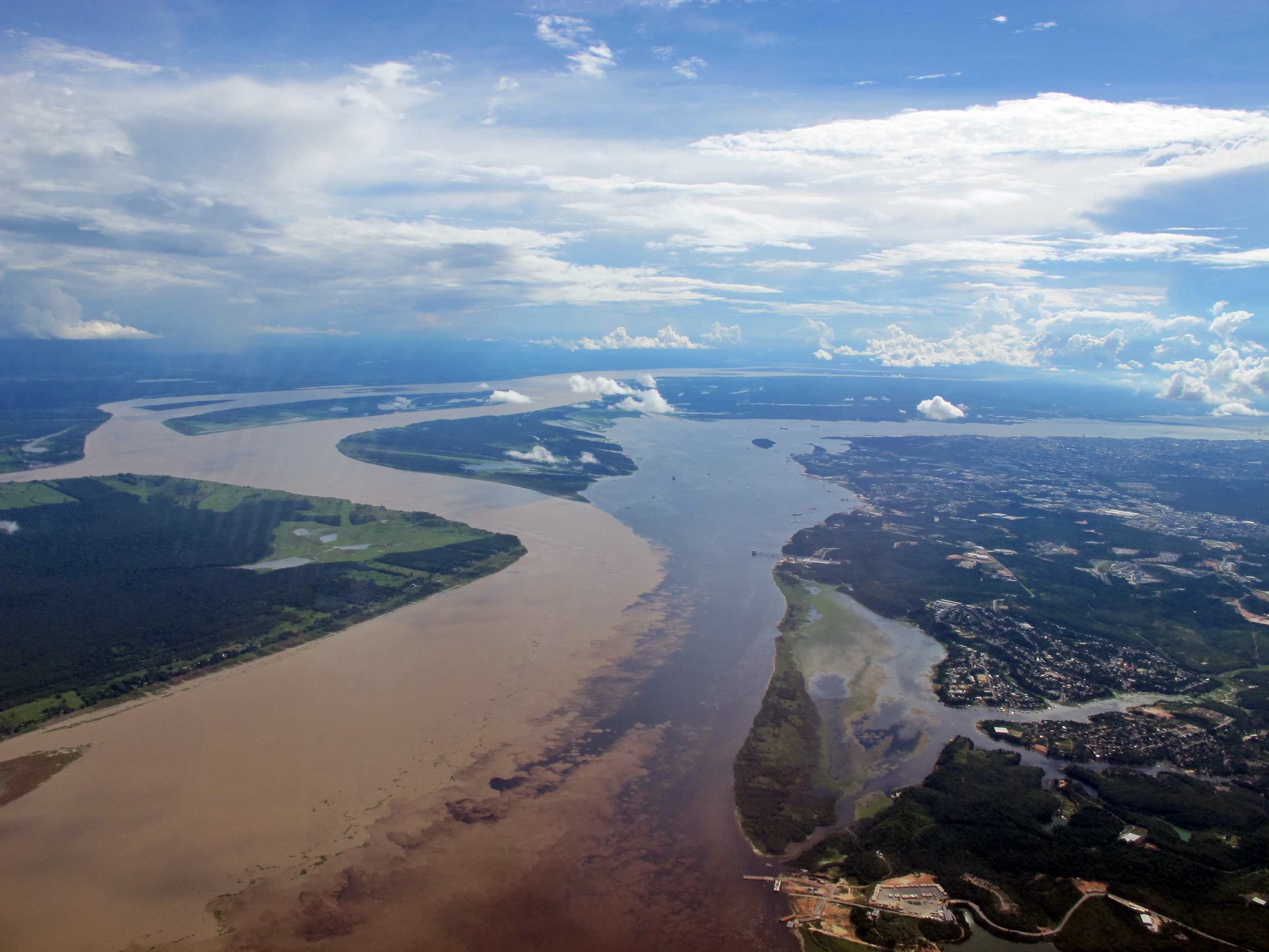 Întâlnirea Apelor văzută din aer, lângă Manaus