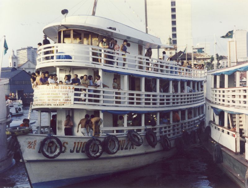 Vas fluvial pe Amazon la Manaus