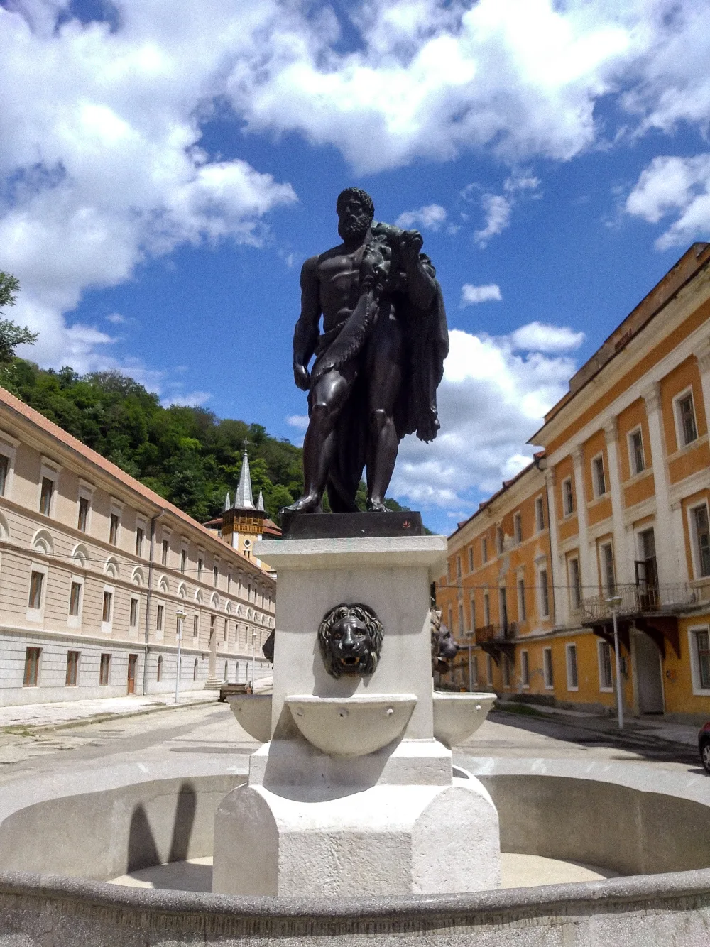 Statuia de bronz a lui Hercule din piața stațiunii, cu pielea leului din Nemeea pe umăr