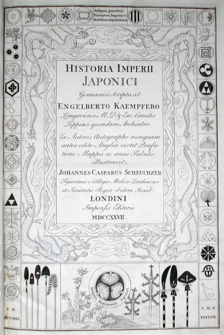 Pagina de titlu a ediției din 1727, cu titlul latin Historia Imperii Japonici, încadrat de dragoni și de embleme japoneze.