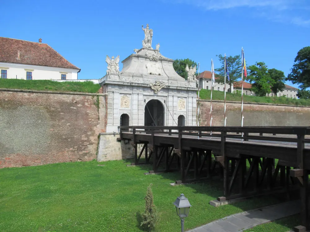 Una dintre porțile baroce ale cetății Alba Carolina din Alba Iulia, fortăreața de tip Vauban construită de Habsburgi începând din 1715.
