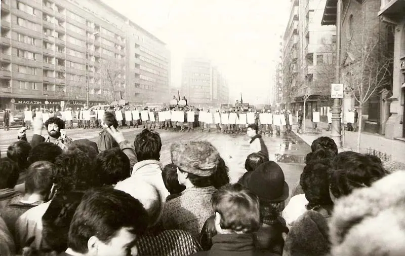 Tancuri și miliție pe Bulevardul Magheru din București, în timpul revoluției din decembrie 1989.