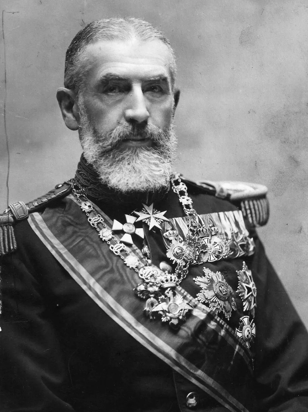 Fotografie a regelui Carol I al României în uniformă, circa 1905–1914.