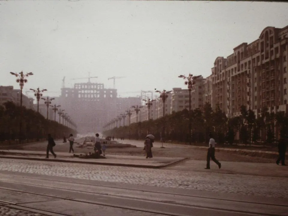 Bulevardul Victoria Socialismului în construcție spre noua Casă a Poporului, 1 mai 1986.
