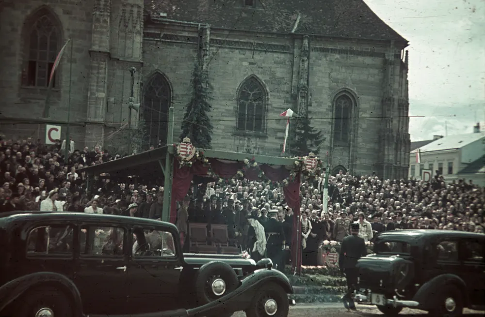 Miklós Horthy pe tribuna din fața Bisericii Sf. Mihail din piața centrală a Clujului, la intrarea trupelor maghiare în oraș, 11 septembrie 1940.