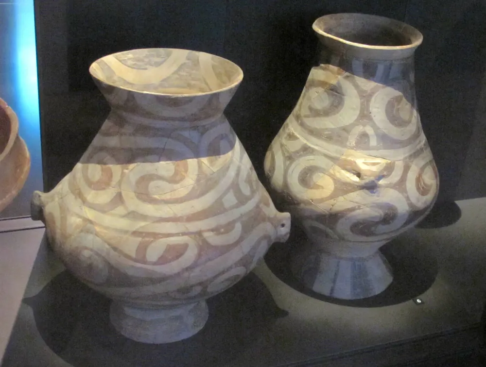Două vase pictate de lut ars ale culturii Cucuteni–Tripolie, de la Cucuteni (județul Iași), aflate la Neues Museum din Berlin.