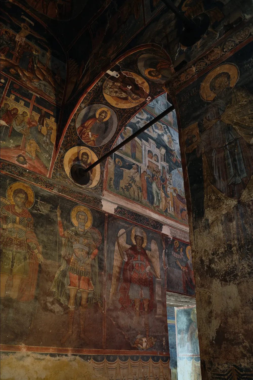 Biserica Domnească Sf. Nicolae de la Curtea de Argeș, ridicată în secolul al XIV-lea la prima reședință a domnilor Țării Românești.