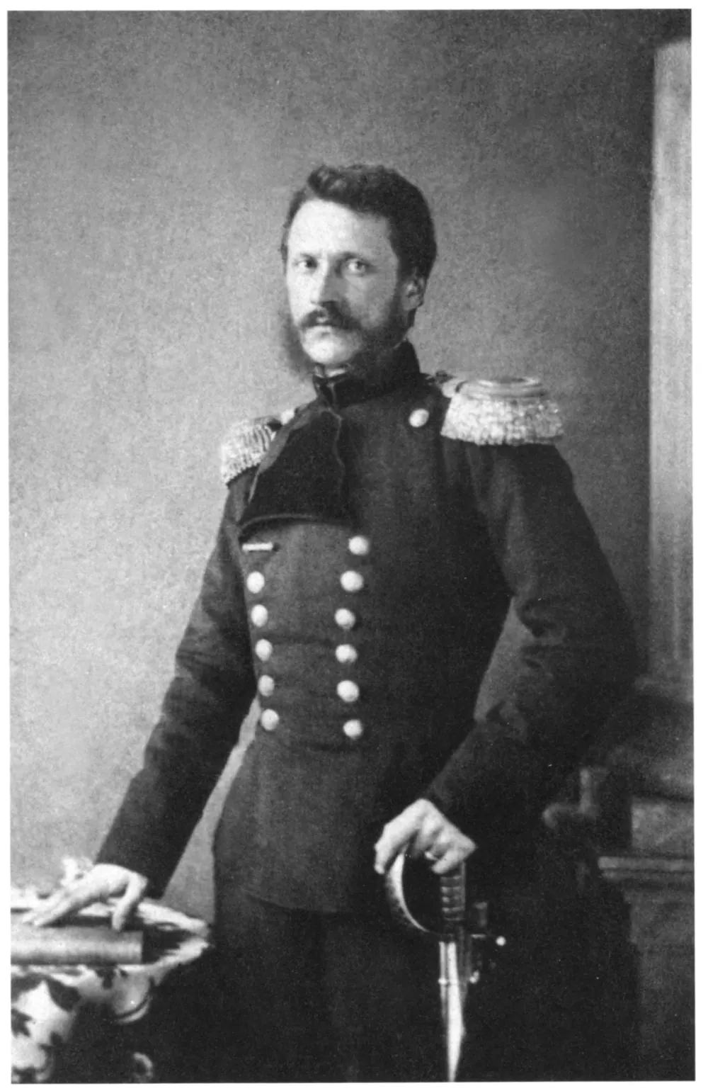 Fotografie a lui Alexandru Ioan Cuza, domnul Principatelor Unite (1859–1866), realizată de Carol Popp de Szathmáry.