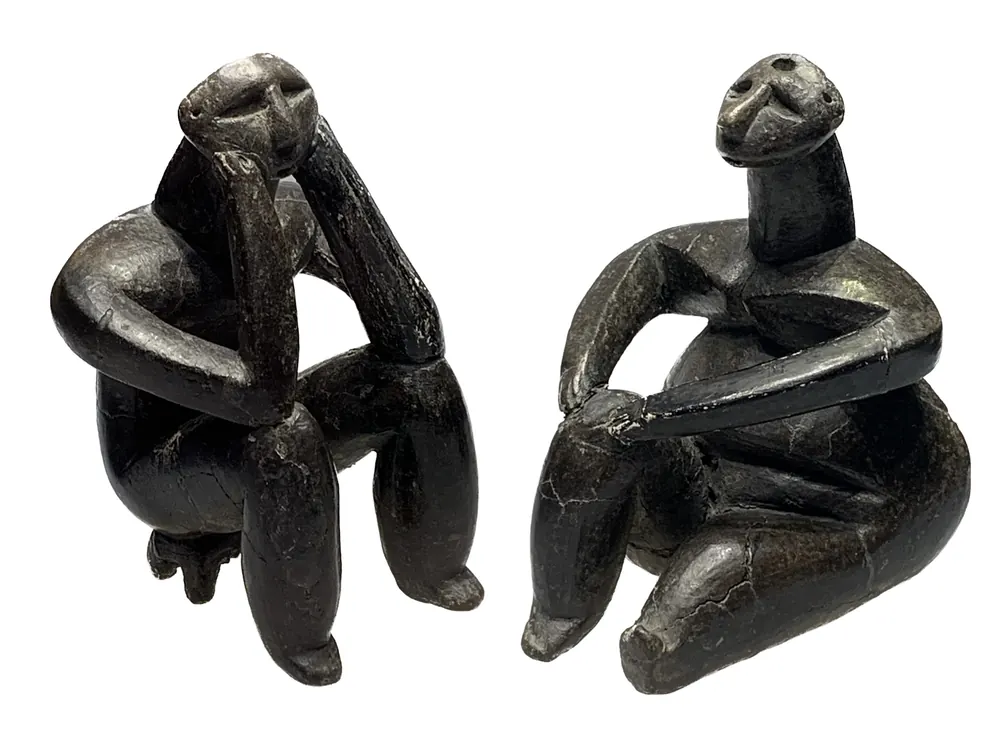 Statuetele de lut ars „Gânditorul” și „Femeia șezând” ale culturii Hamangia, descoperite la Cernavodă, fotografiate la București.