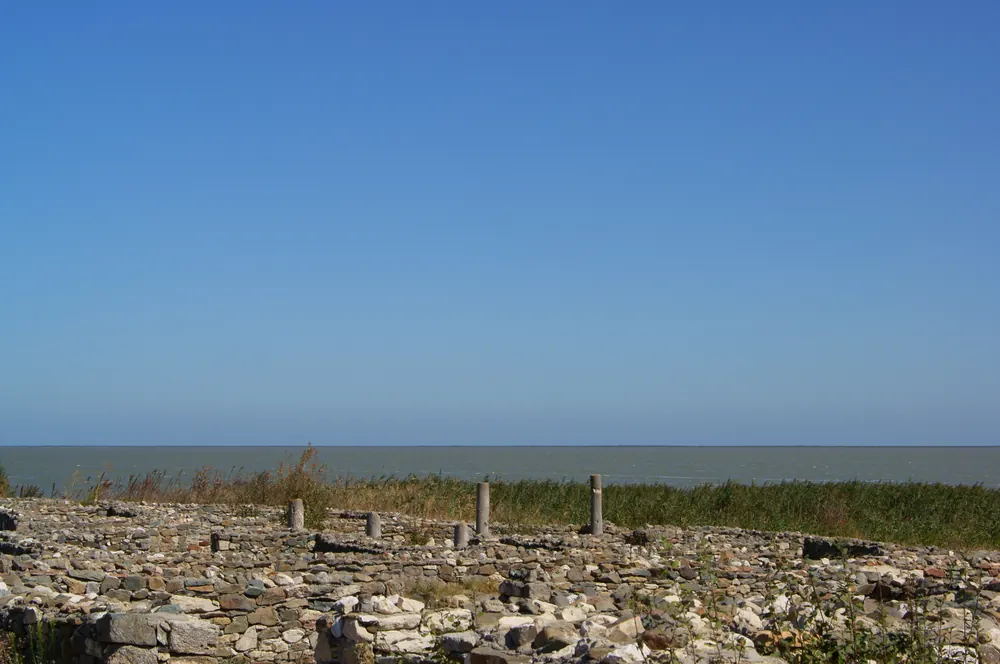 Ruinele Histriei antice, colonia grecească întemeiată de Milet pe malul lacului Sinoe, în Dobrogea.