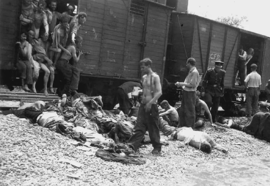 Trupuri ale evreilor scoase dintr-unul dintre „trenurile morții” care i-au transportat pe supraviețuitorii pogromului de la Iași, vara lui 1941.