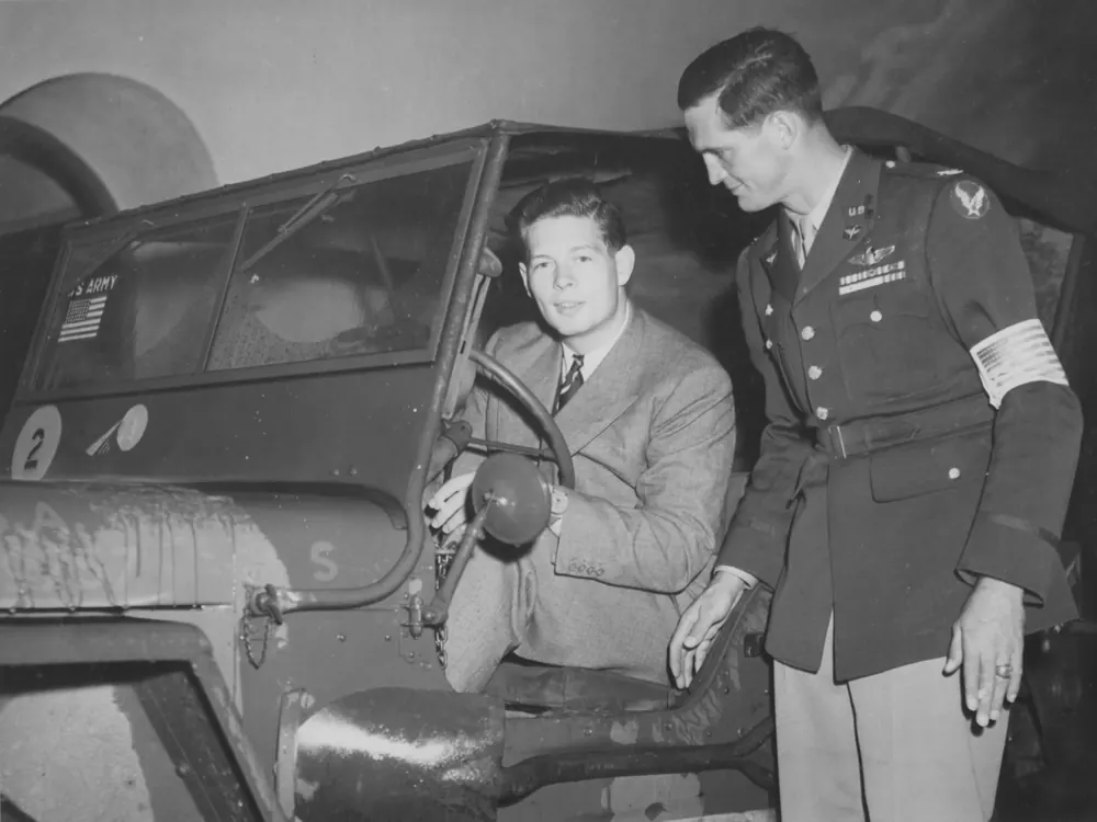Regele Mihai I al României la volanul unui jeep al armatei americane, în timp ce un colonel american îi explică mașina, 1944.