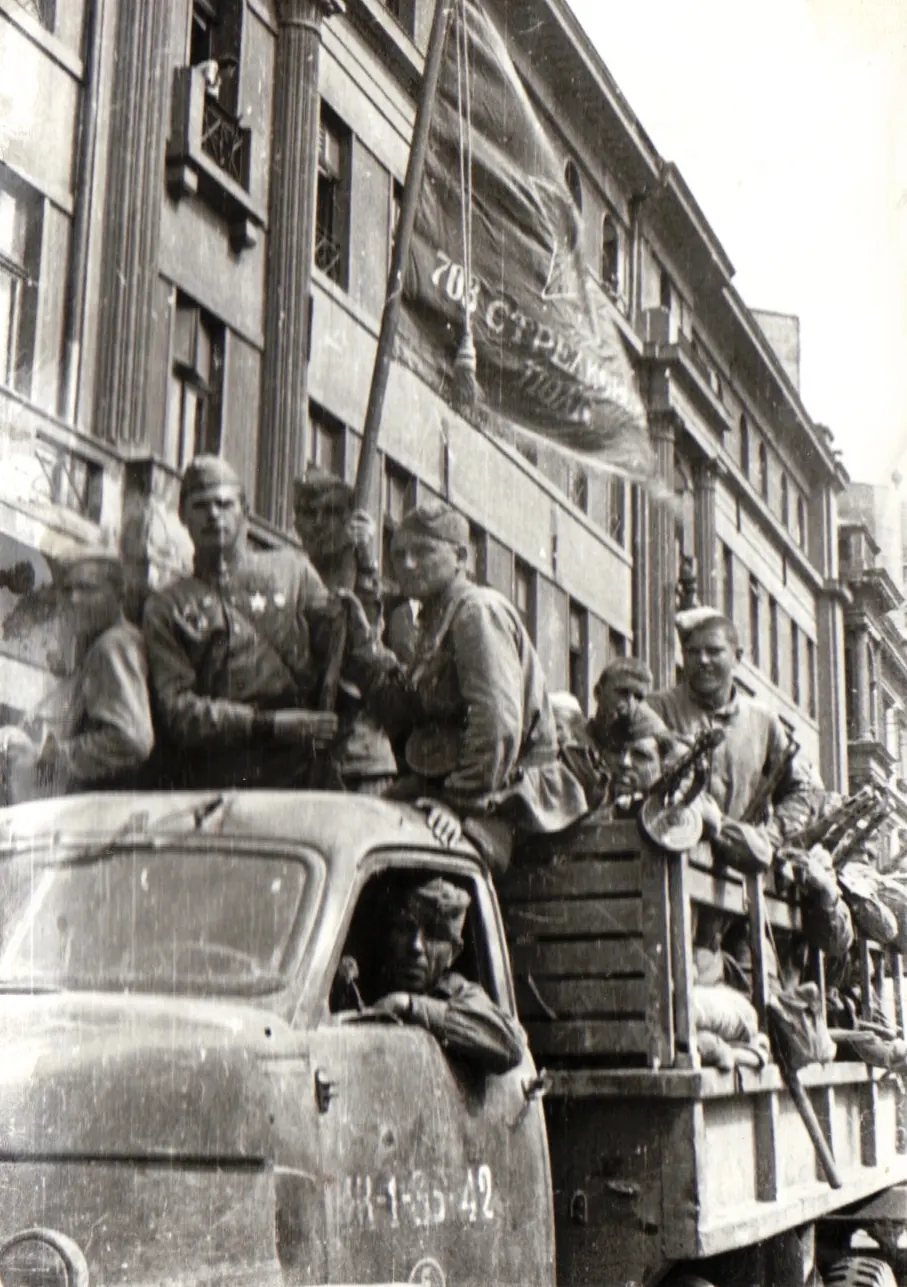 Trupe și camioane ale Armatei Roșii intrând în București pe 30 august 1944, la o săptămână după lovitura de stat de la 23 august.