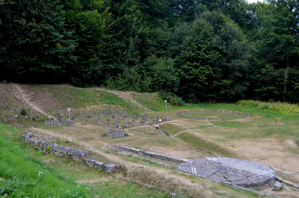 Zona sacră de la Sarmizegetusa Regia, în Munții Orăștiei: sanctuarele de andezit, „soarele de andezit” și sanctuarul rotund mic.