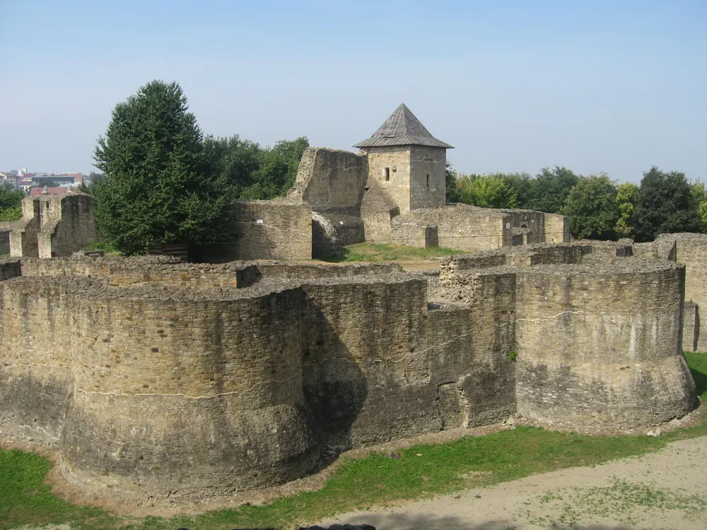 Partea centrală a Cetății de Scaun a Sucevei, reședința domnilor Moldovei în secolele XIV–XVI.