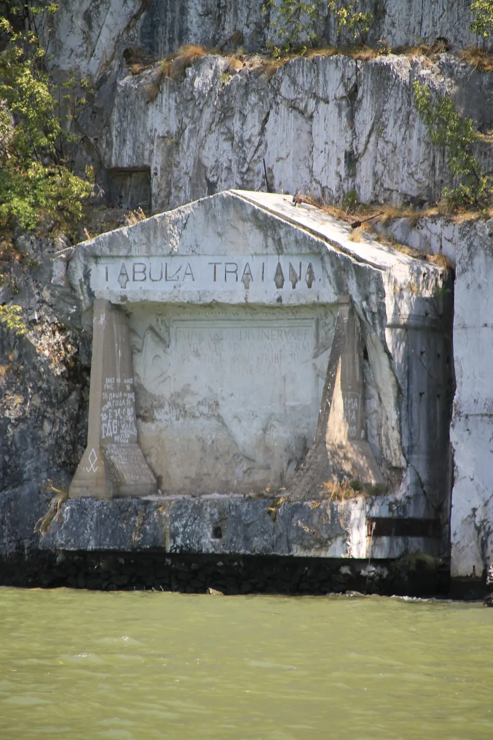Tabula Traiana, inscripția lui Traian săpată în stânca Dunării la Porțile de Fier (malul sârbesc), care pomenește drumul construit pentru campaniile dacice.