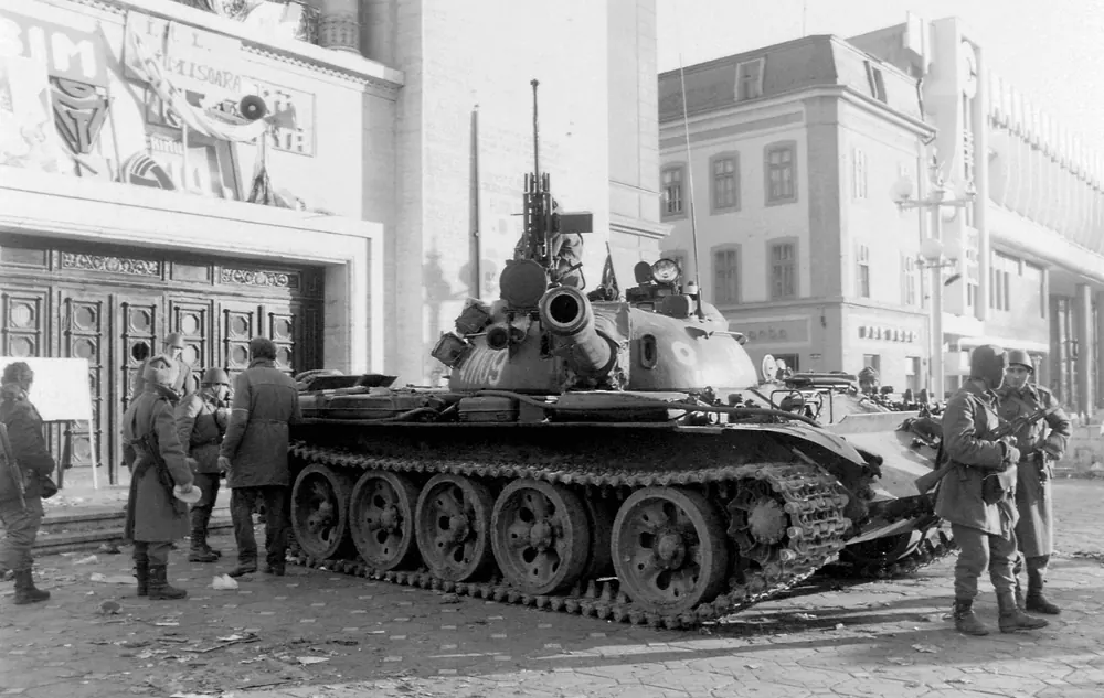 Un tanc T-55 în fața Teatrului Național și a Operei din Timișoara, în timpul revoluției din decembrie 1989.
