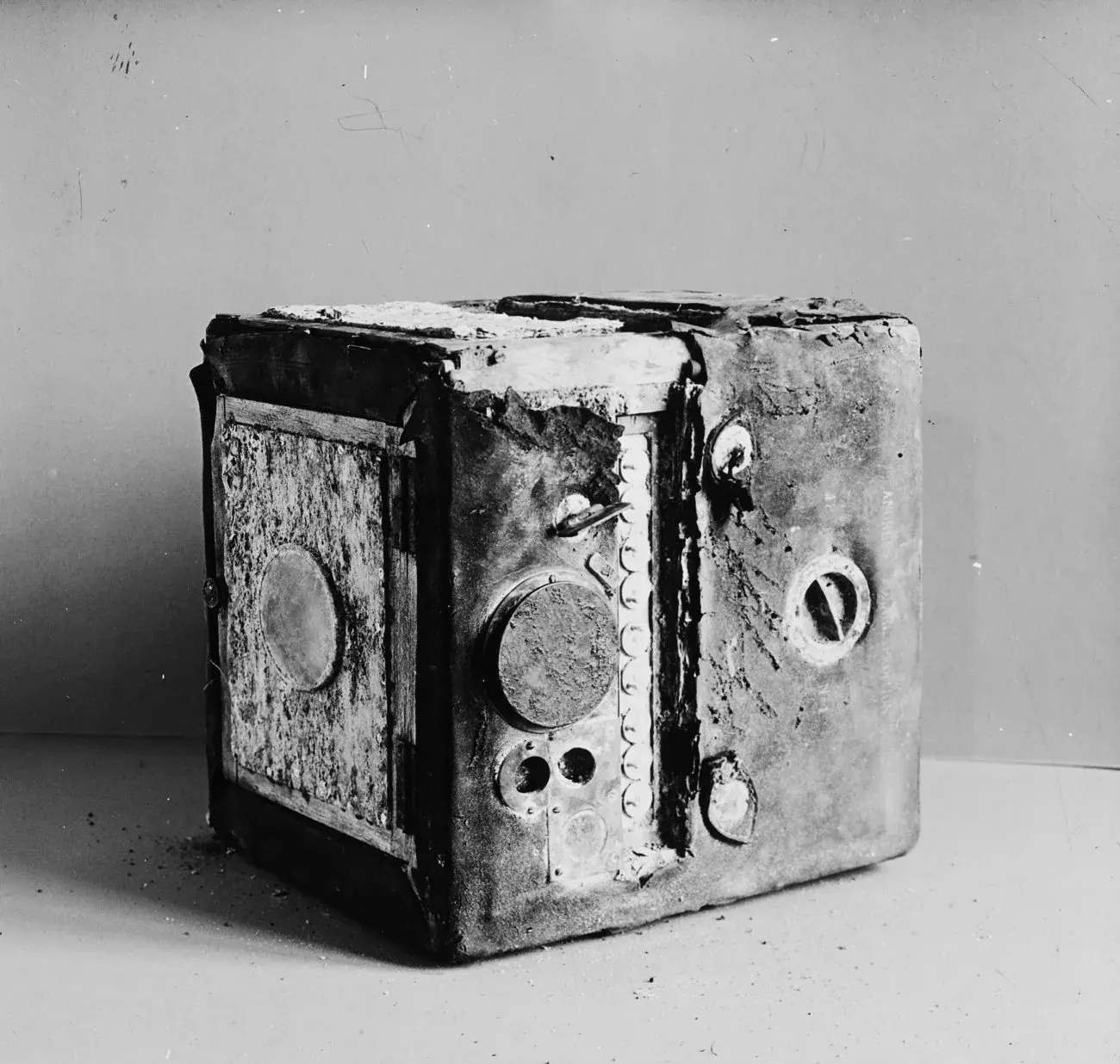 Strindberg's camera, photographed after 1930. It was built in Stockholm for the expedition, with a compass in its body.
