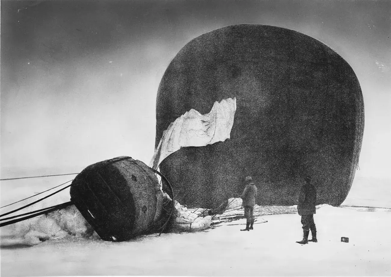 Örnen on the ice, 14 July 1897. The balloon is deflating; the basket lies on its side.