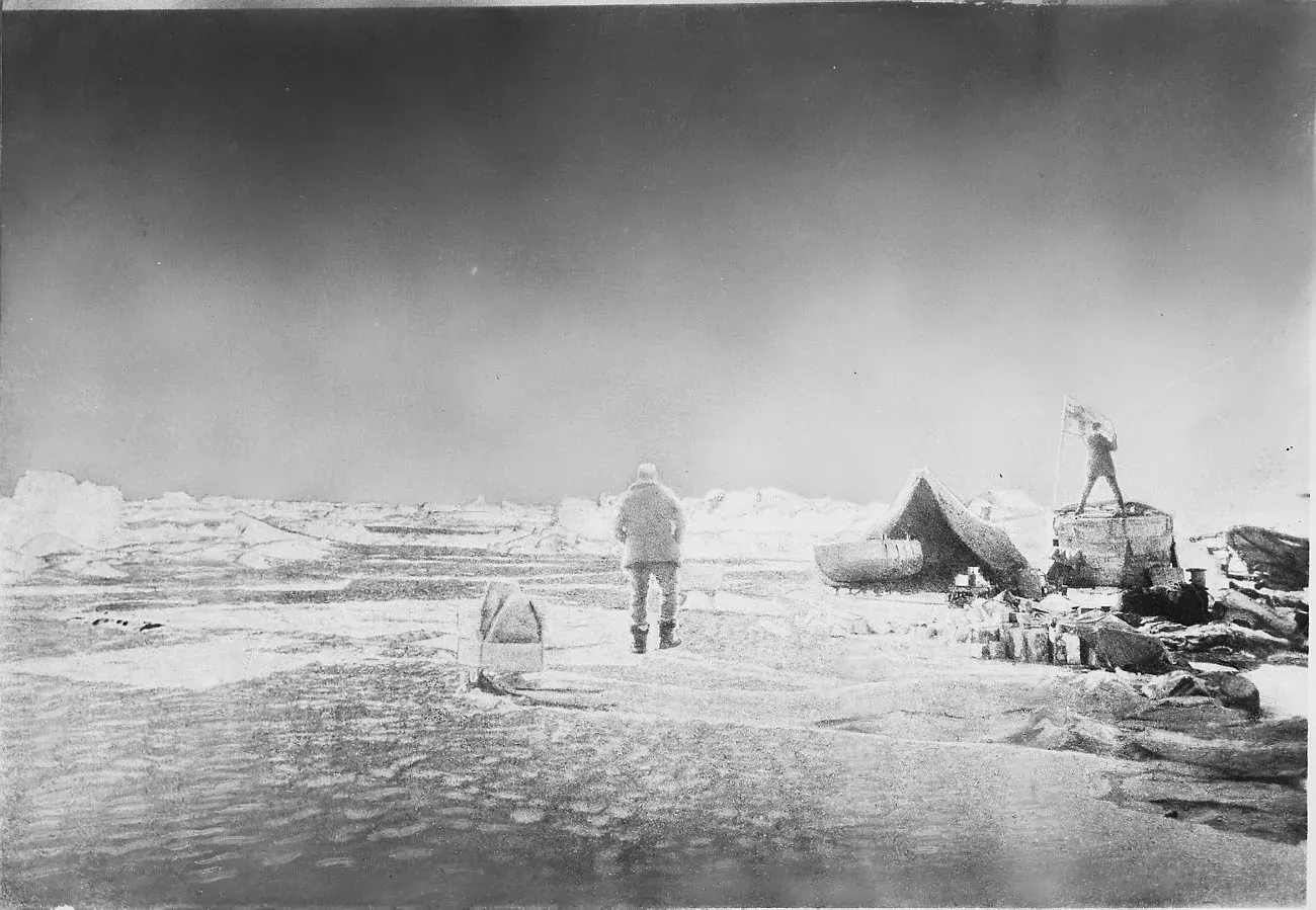 Andrée, up on the basket, searches the horizon for land. Frænkel is in the middle of the picture.
