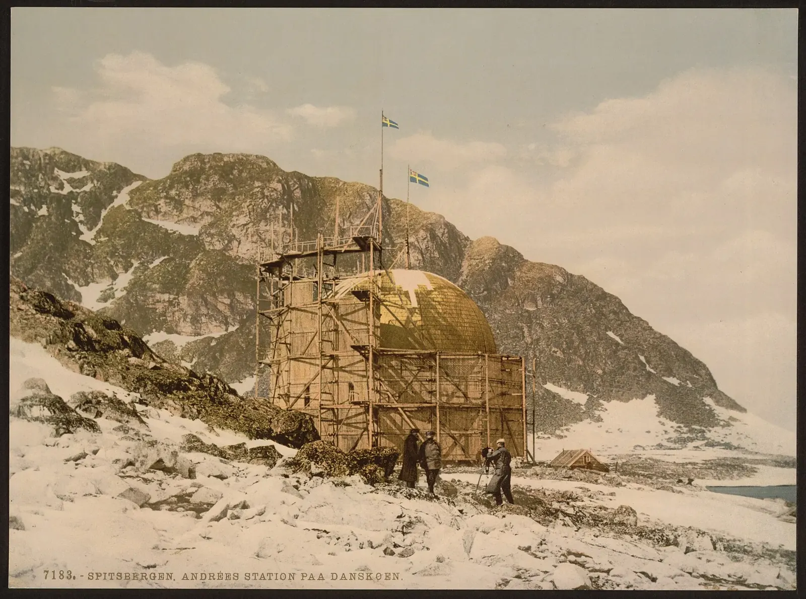 The balloon house on Danskøya, with scaffolding still around it. A coloured photochrom of the time; whether it shows 1896 or 1897 is not certain.