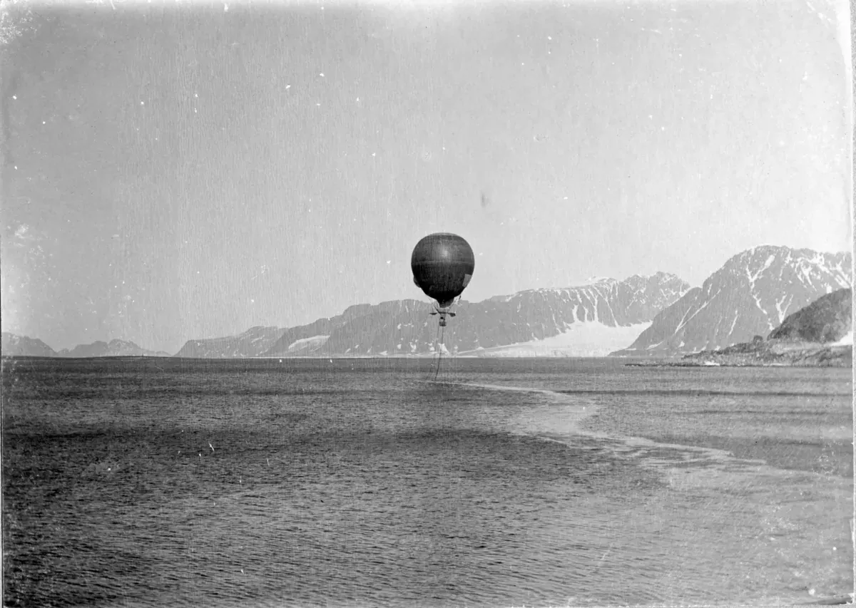 Örnen over Virgo harbour on 11 July 1897, minutes after lift-off.