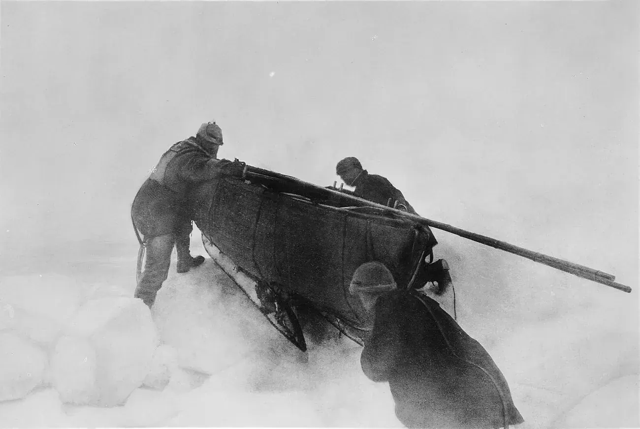 Frænkel, Strindberg and Andrée push the sledge and boat over a pressure ridge. The camera seems to have been set off by a self-timer.