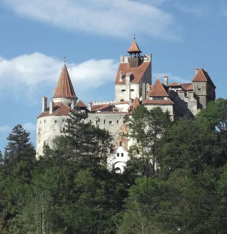 Castelul Bran, văzut dintre copaci
