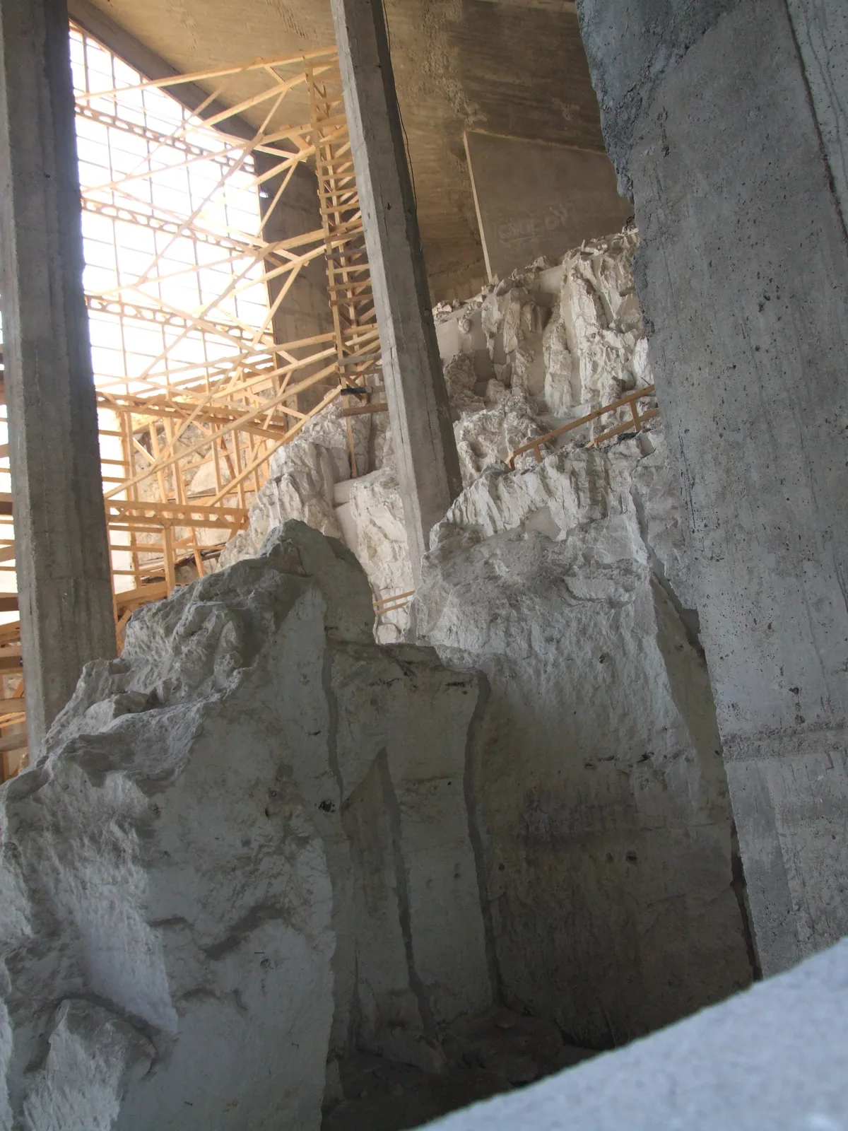 Masivul de cretă al complexului, sub betonul și schelele construcției de protecție