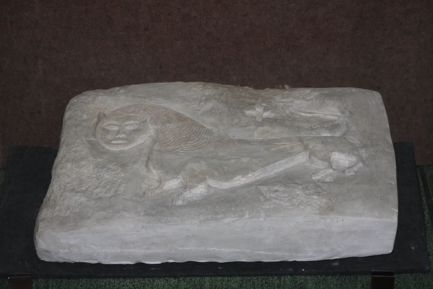 Bloc de cretă sculptat cu o făptură înaripată, cu trup de leu