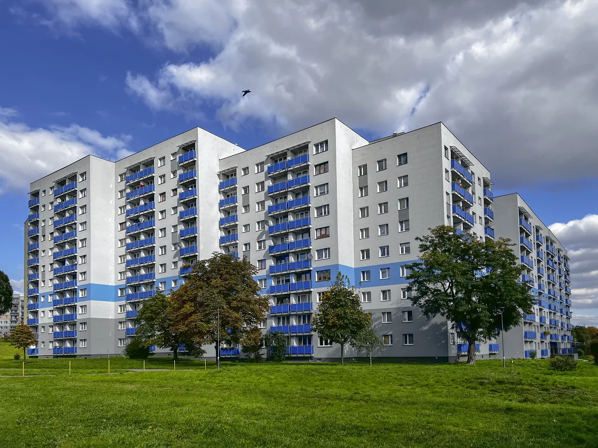 Fațadă de bloc de locuințe prefabricat cu zeci de antene parabolice pe balcoane