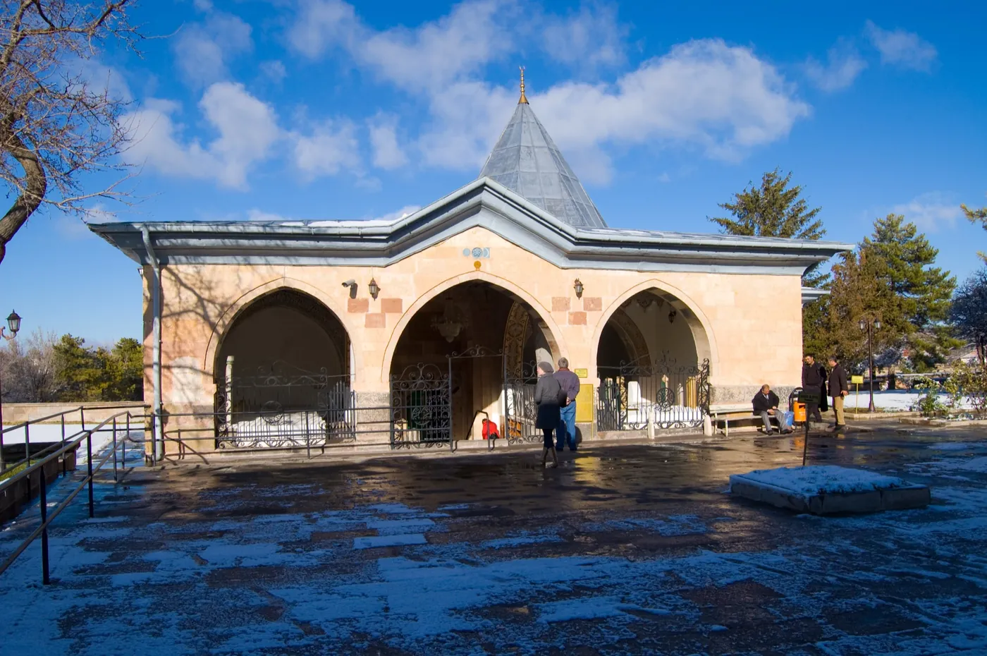 Clădiri de piatră cu arcade și acoperișuri piramidale în complexul de la Hacıbektaş, Turcia