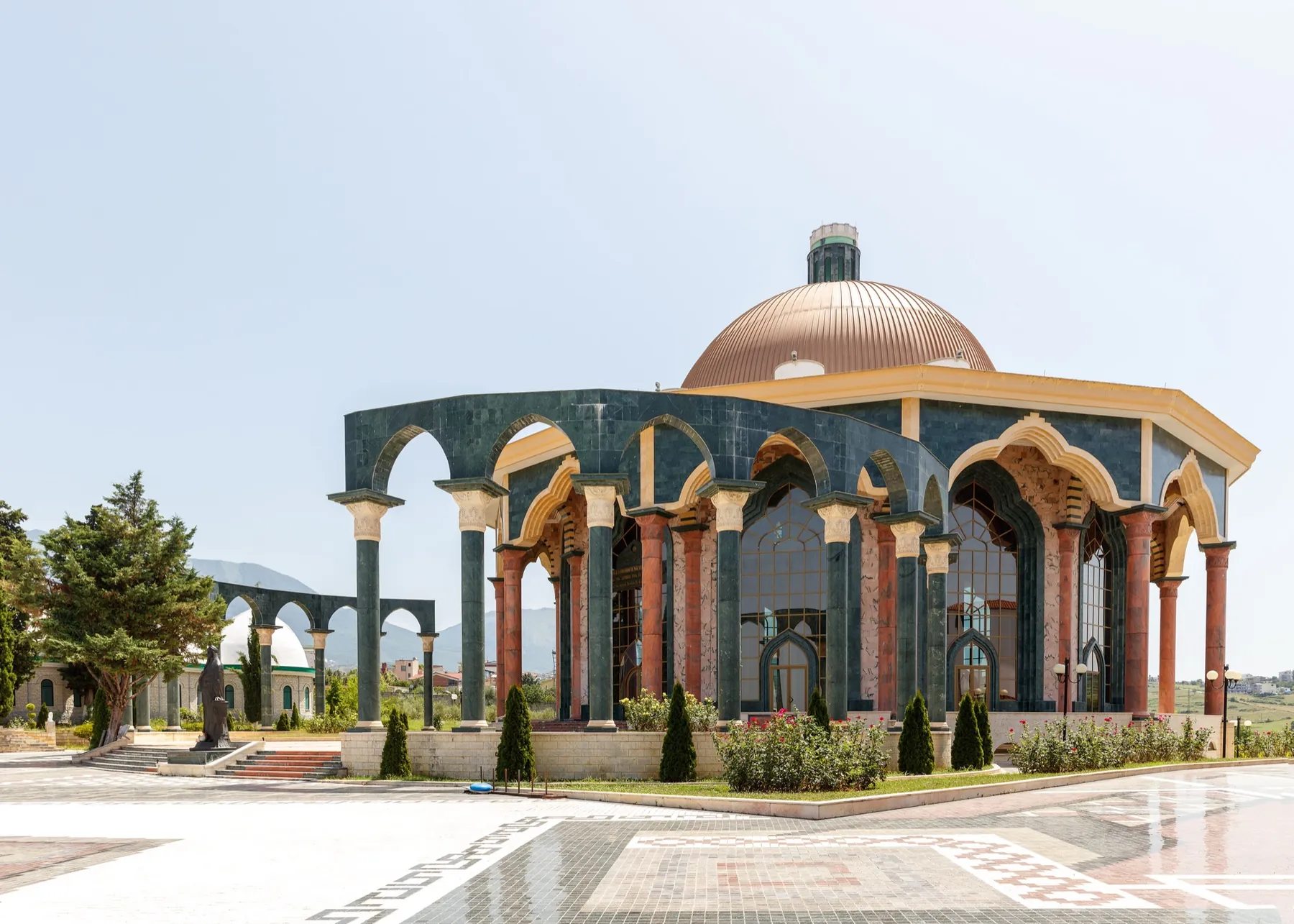 Pavilion cu cupolă și arcade policrome în complexul Sediului Mondial Bektashi din Tirana