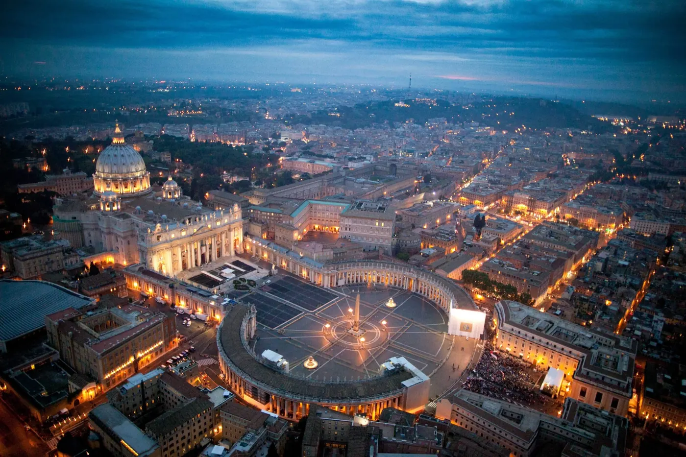 Vedere aeriană a Cetății Vaticanului și a Pieței Sfântul Petru la amurg