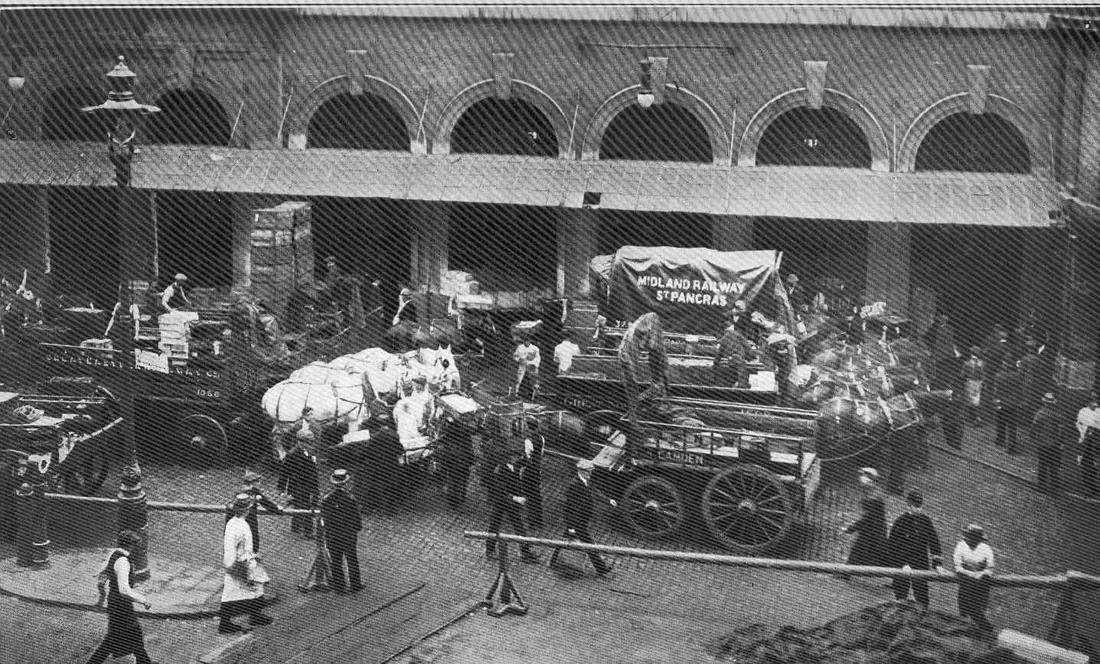 Fotografie cu fațada pieței în 1919