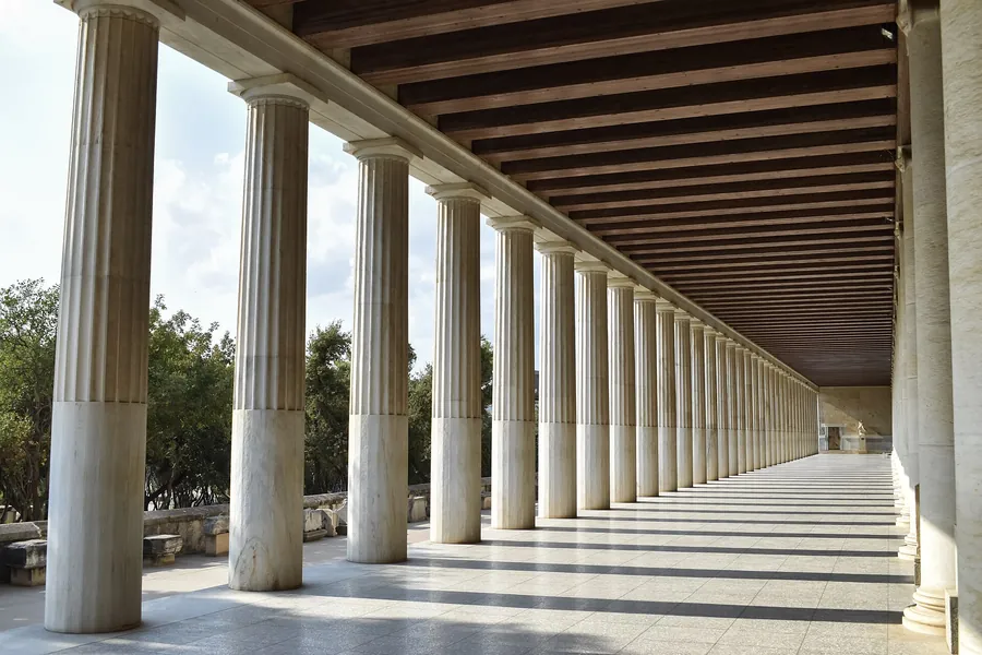 Stoa lui Attalos, Atena, reconstruită — un portic elenistic cu coloane, ca cele ale Agorei.