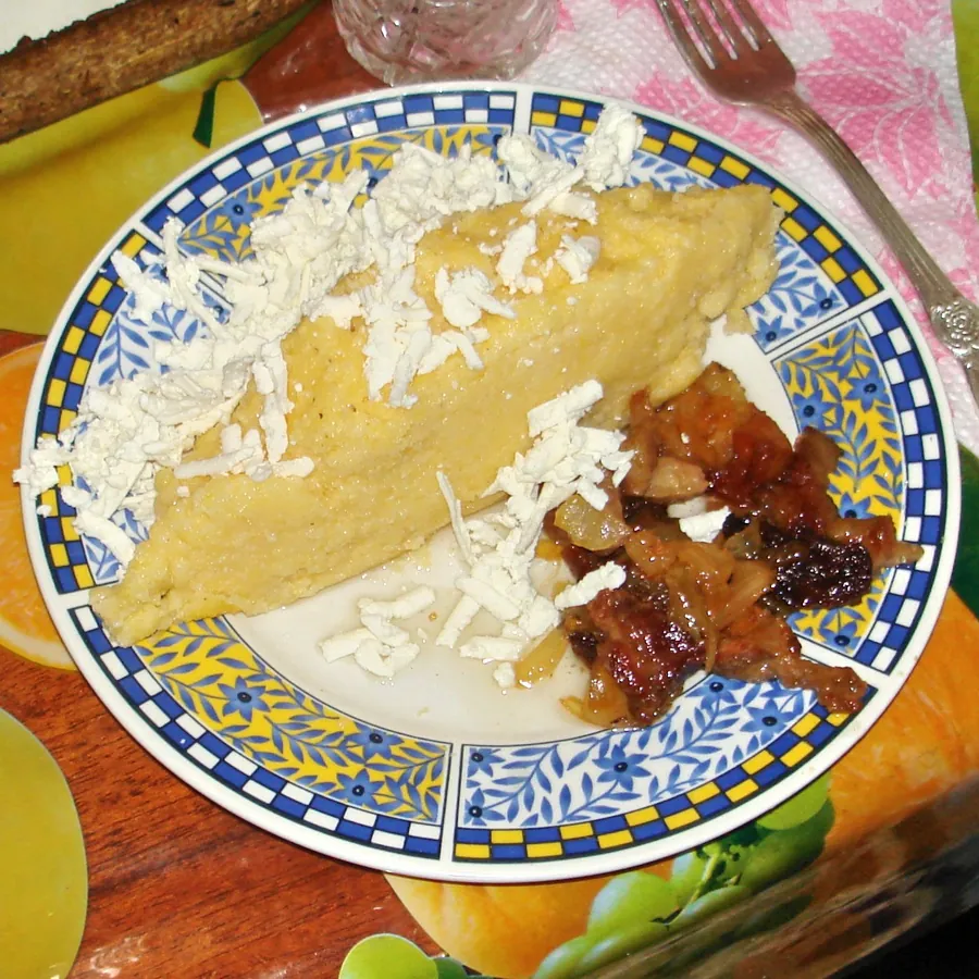 Mămăligă cu brânză (România)