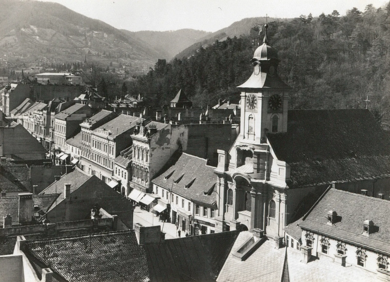 Fotografie alb-negru: acoperișurile orașului și turnul Casei Sfatului, văzute de sus