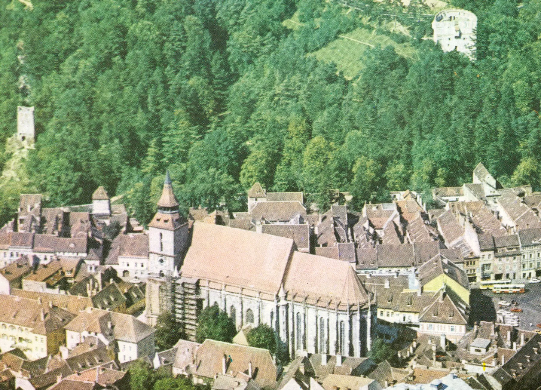 Carte poștală color: Biserica Neagră în prim-plan și Dealul Romurilor în fundal, cu Turnul Negru în stânga și Turnul Alb în dreapta