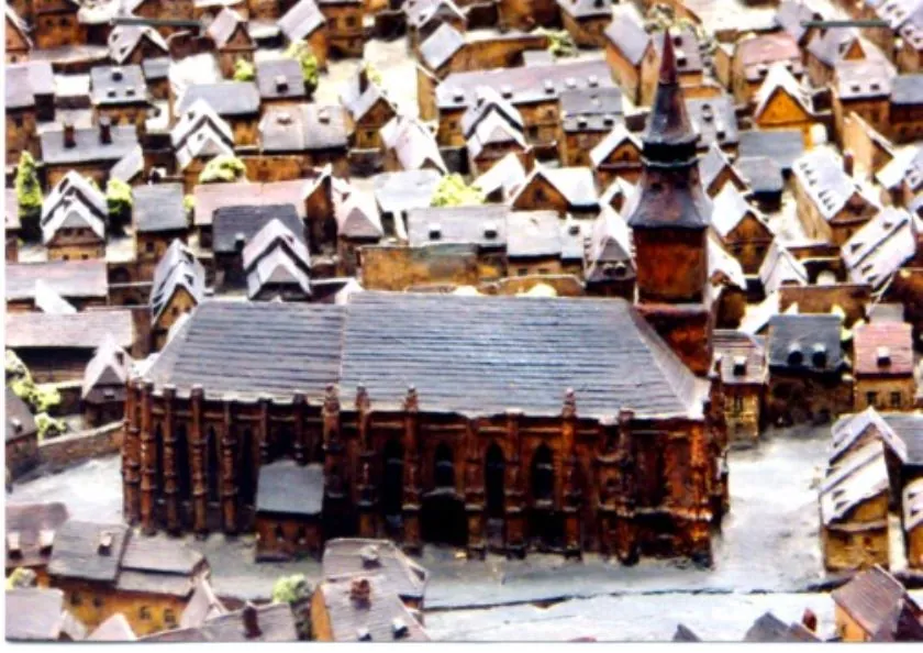 Machetă din ghips colorat: case mici cu acoperișuri și Biserica Neagră, văzute de aproape