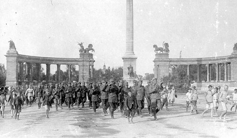 Trupe românești urmate de copii maghiari la Budapesta, vara–toamna 1919.