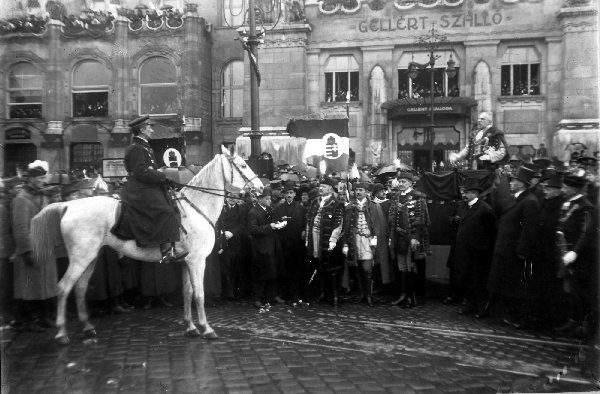 Miklós Horthy primit de oficialitățile orașului în fața Hotelului Gellért, 16 noiembrie 1919.