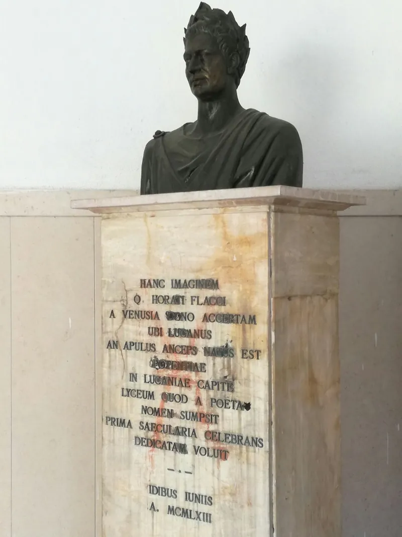 Bust modern al lui Horațiu pe un soclu inscripționat