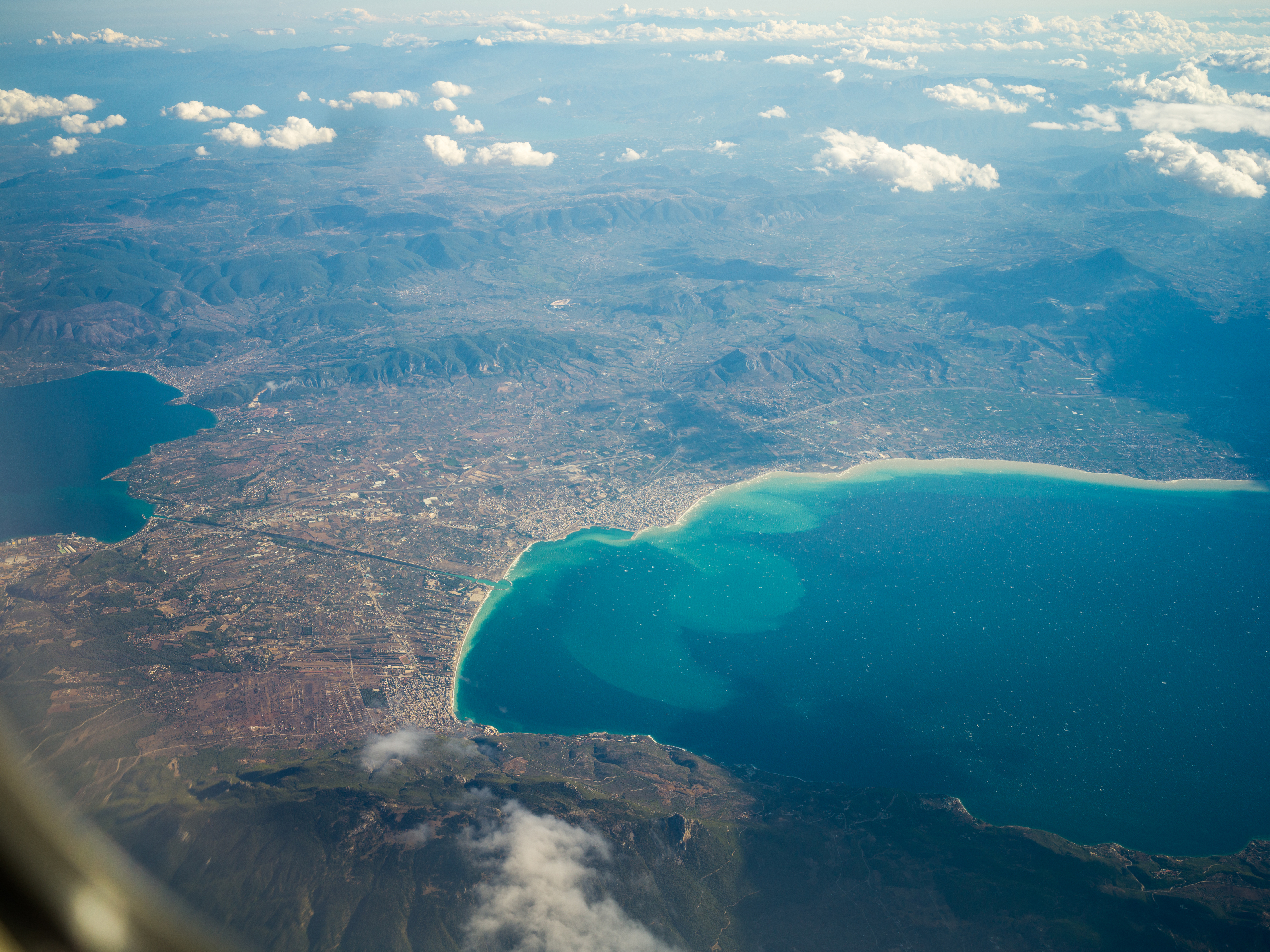 Vedere aeriană largă a istmului Corintului; canalul este linia subțire de la marginea stângă a cadrului.