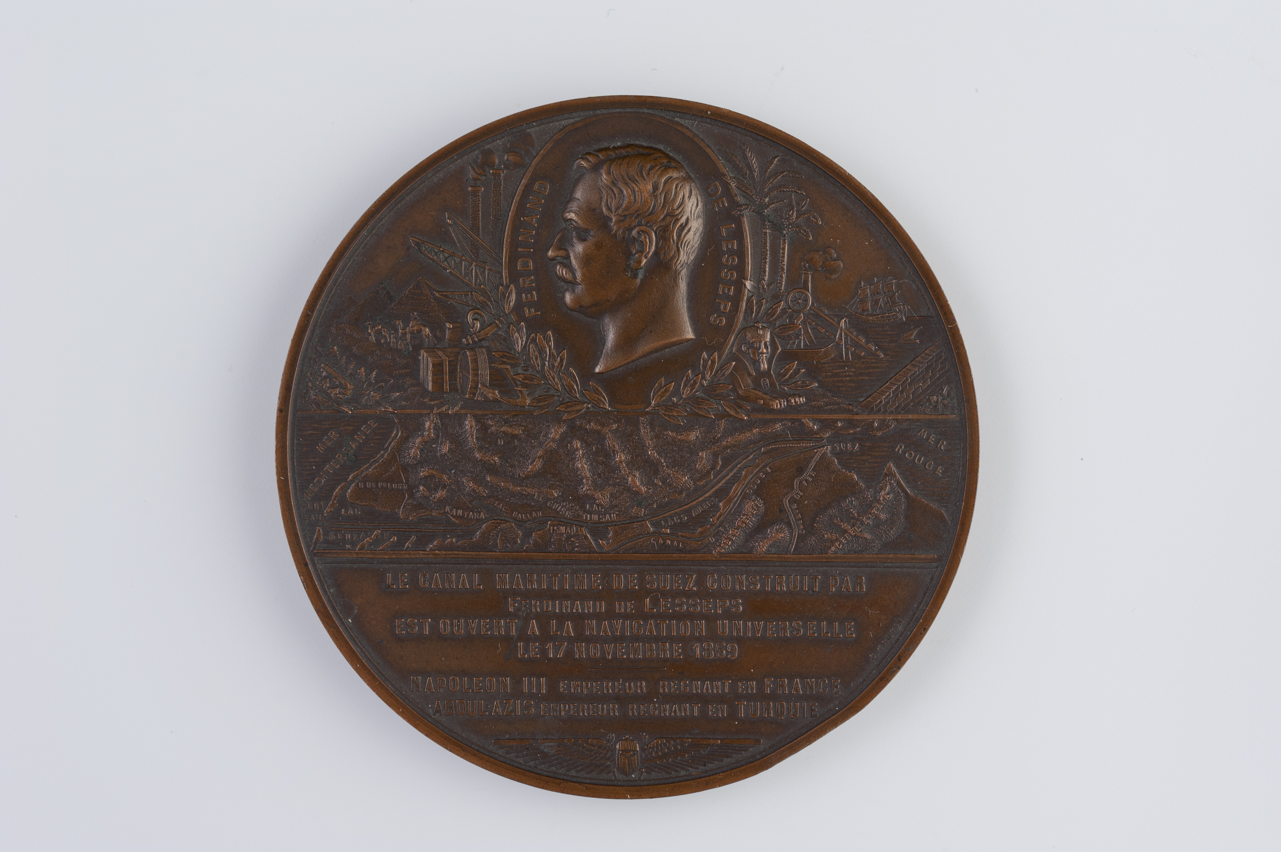 Medalie de bronz cu profilul lui Ferdinand de Lesseps, harta canalului și inscripția «17 NOVEMBRE 1869».